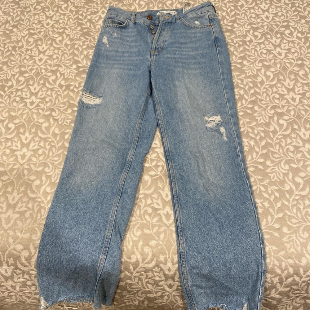 ZARA Straight Leg Jeans
us size 2
light washed blue
